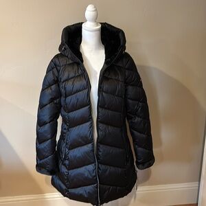 LAUNDRY jacket with faux fur collar.
BRAND NEW!